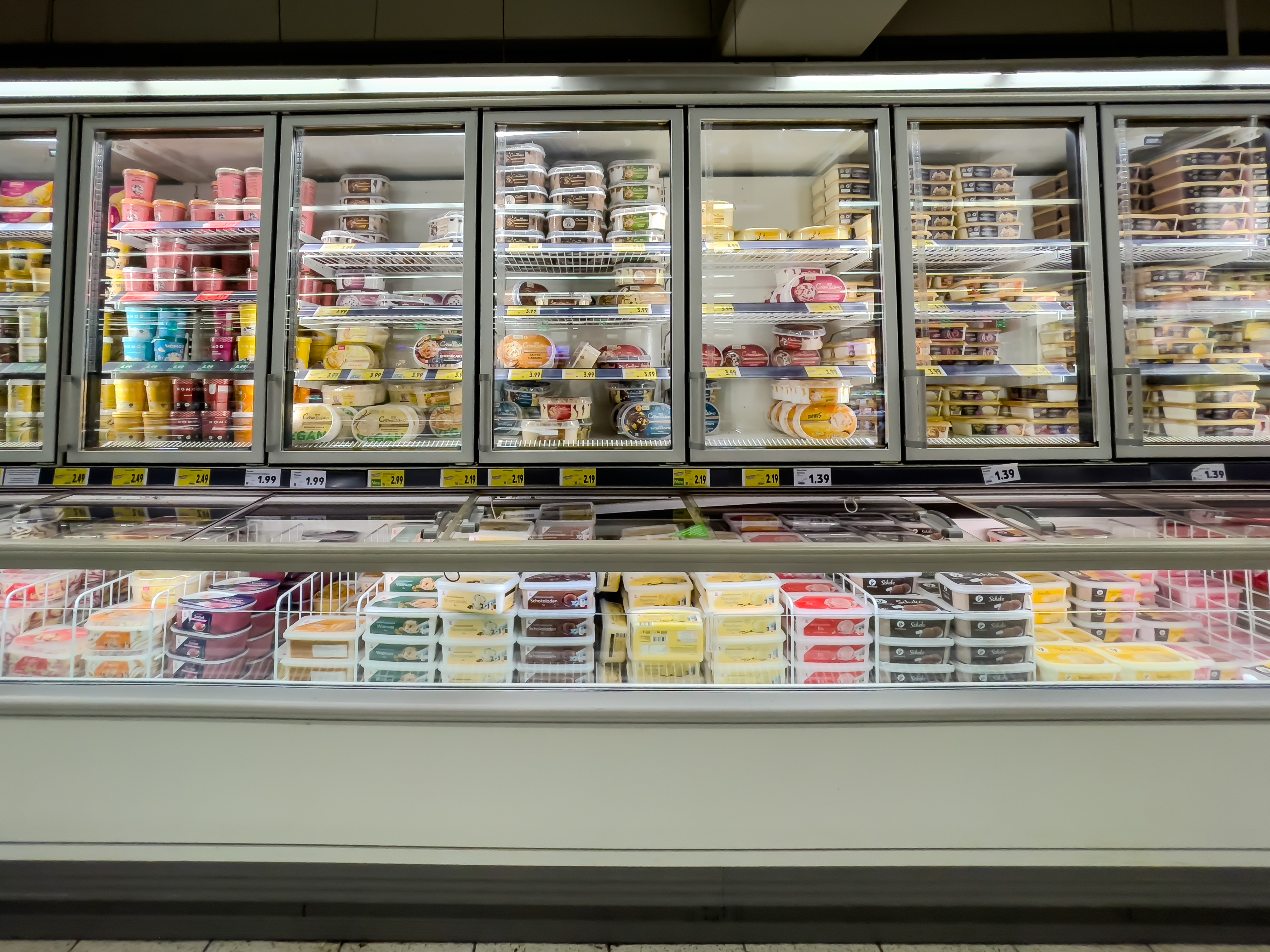 Seção de congelados em supermercado