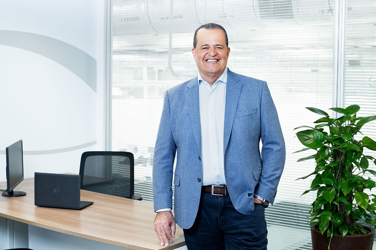 CEO do Assaí, Belmiro Gomes em seu escritório
