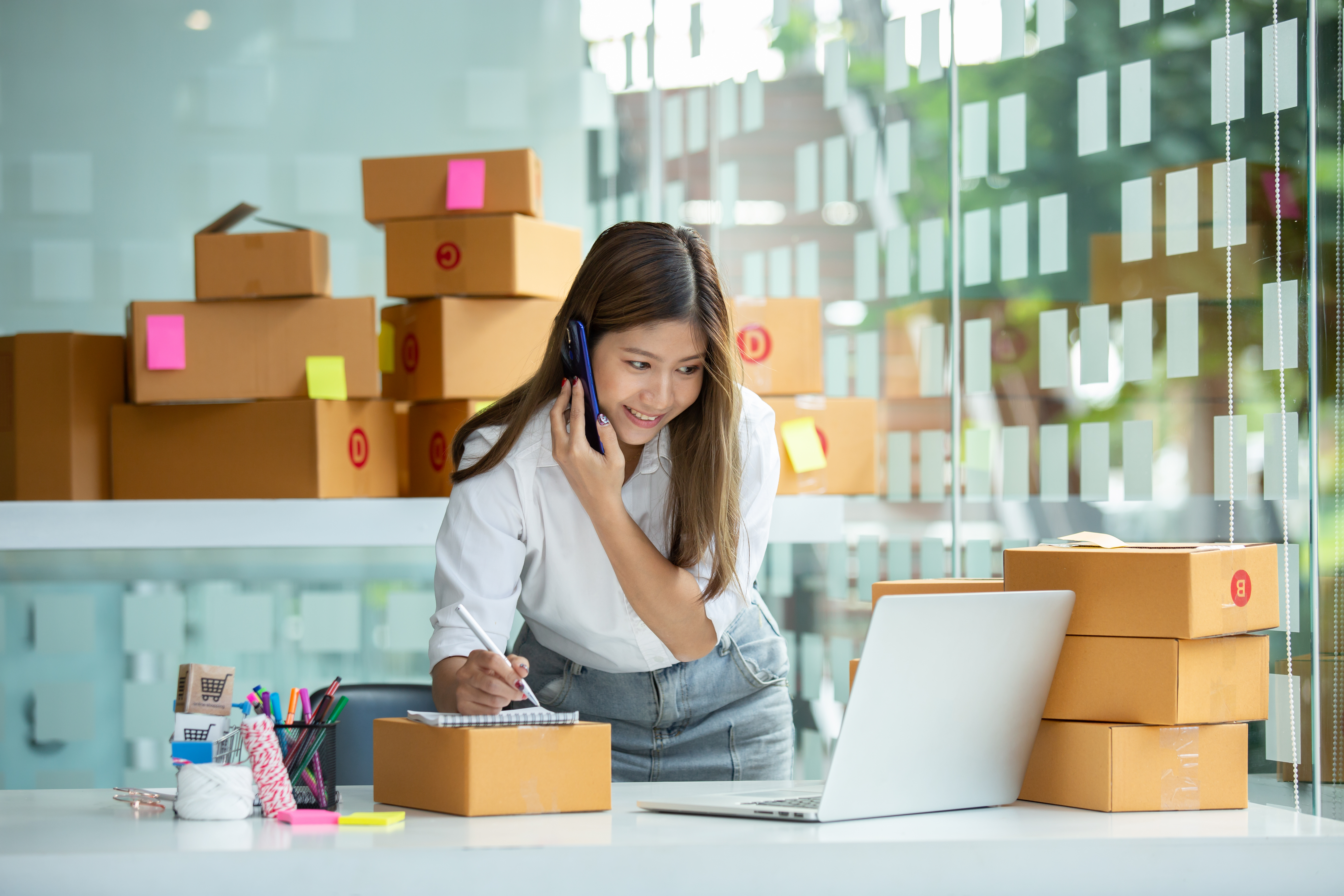 Mulher realiza vendas em e-commerce