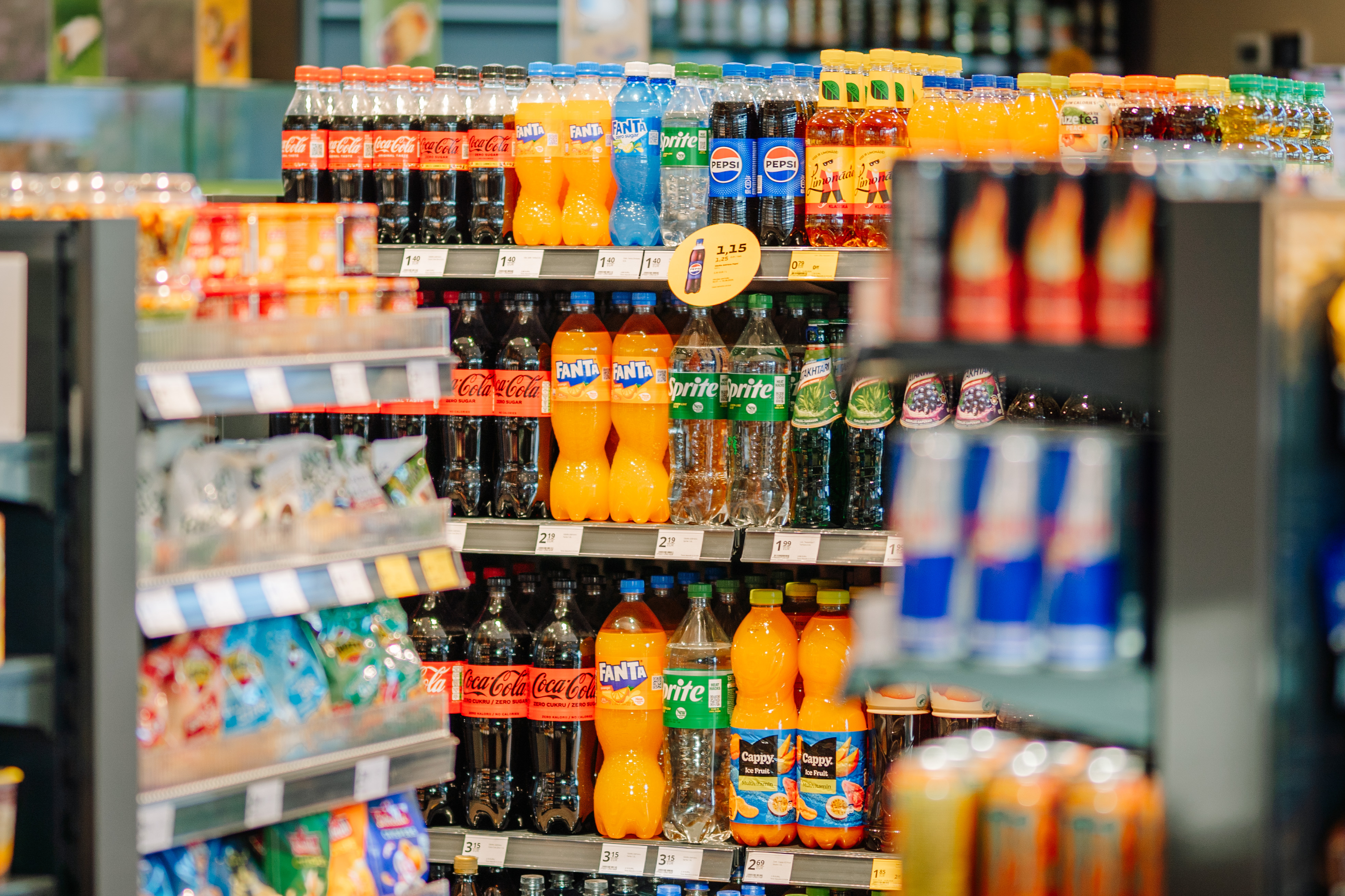 Refrigerantes na prateleira de supermercado