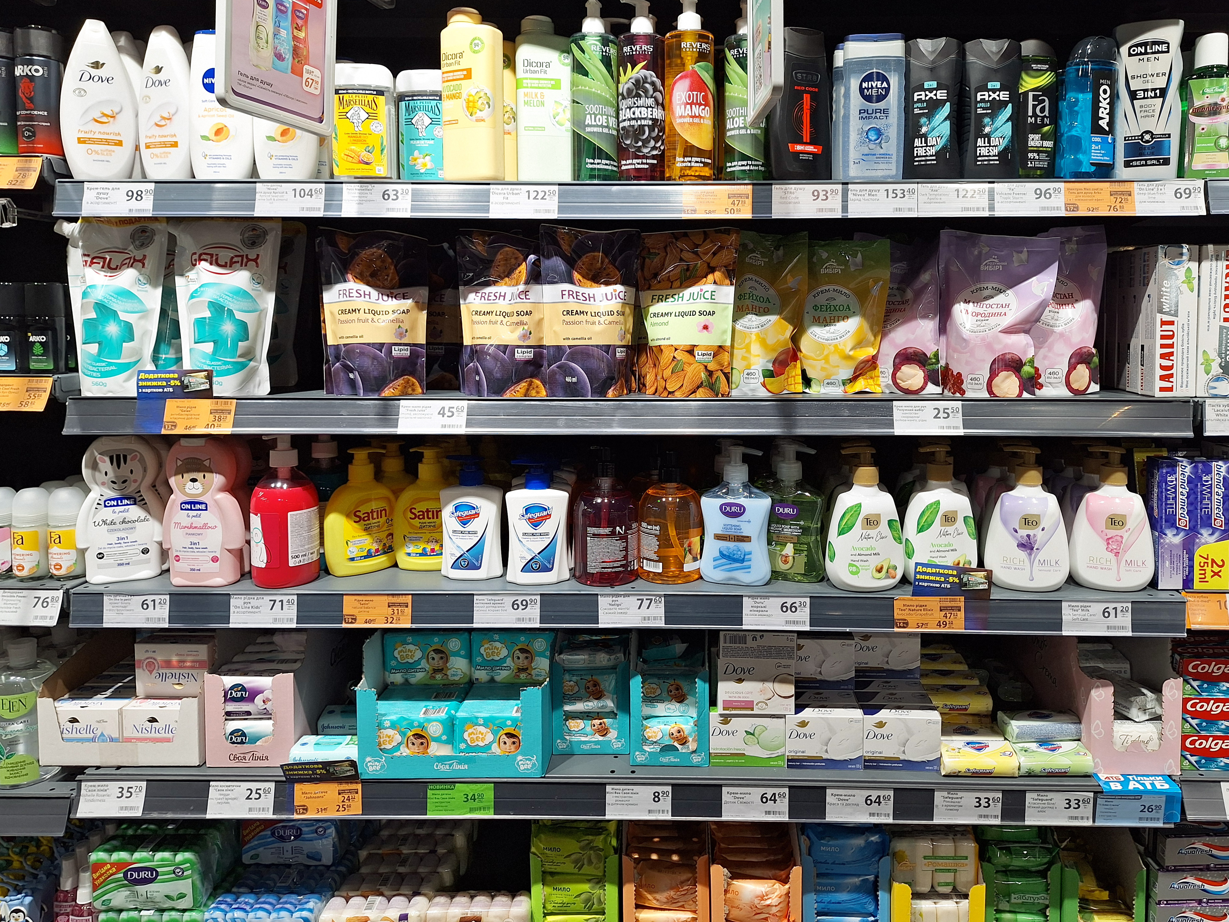 Sabonetes em prateleira de supermercado