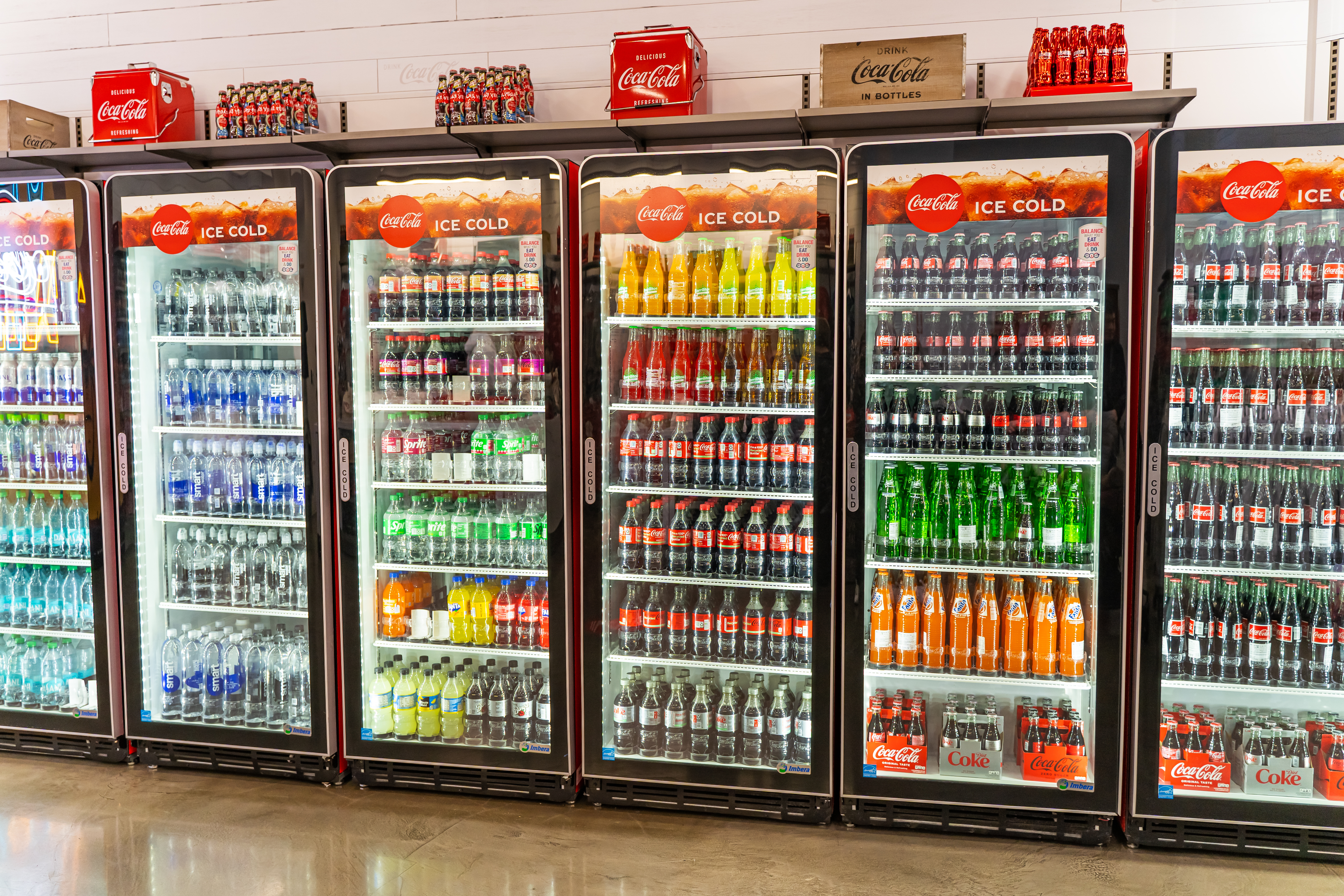 Refrigerantes na geladeira de supermercado