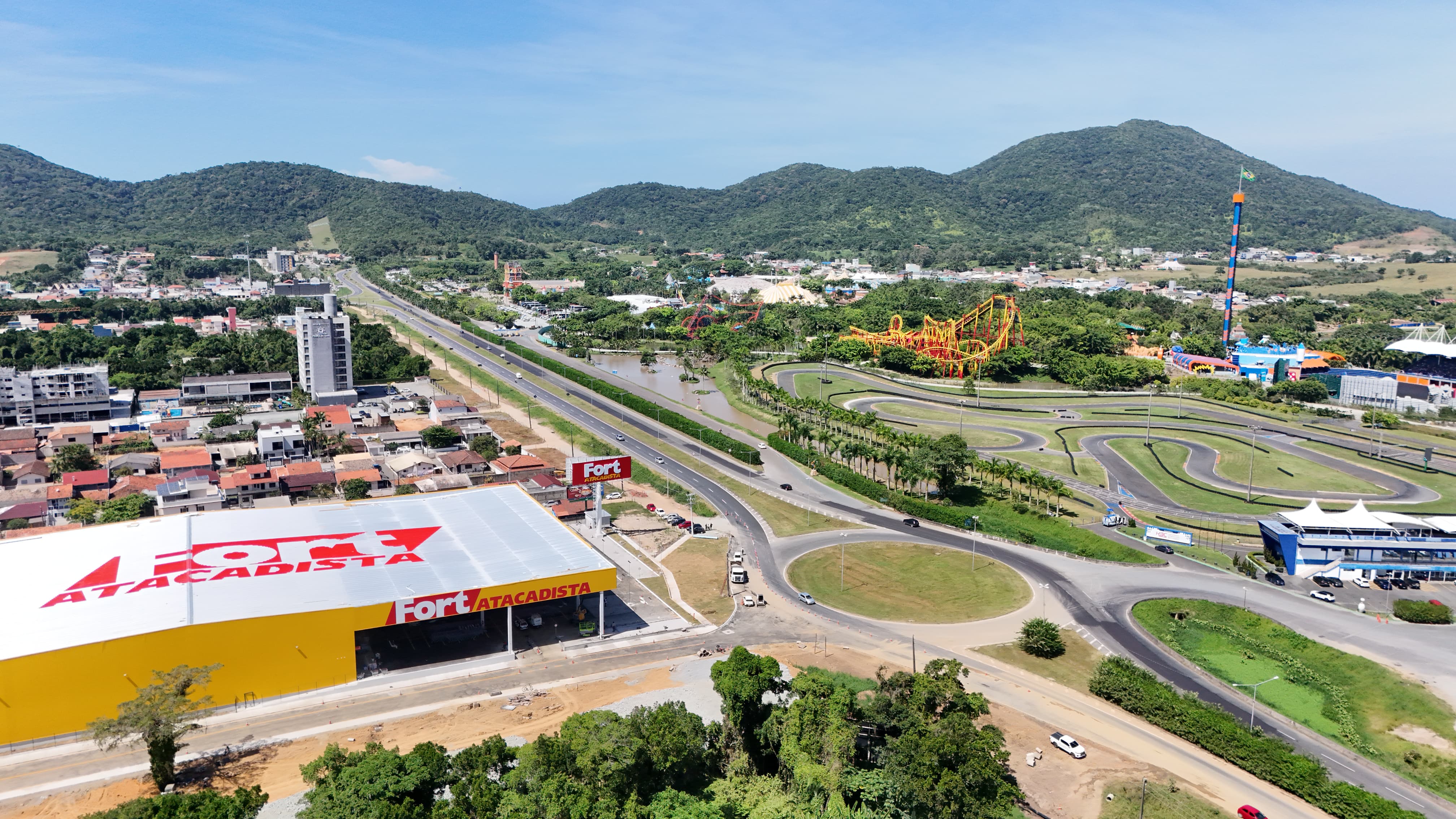 Fort Atacadista em Penha em frente ao Parque Beto Carrero World