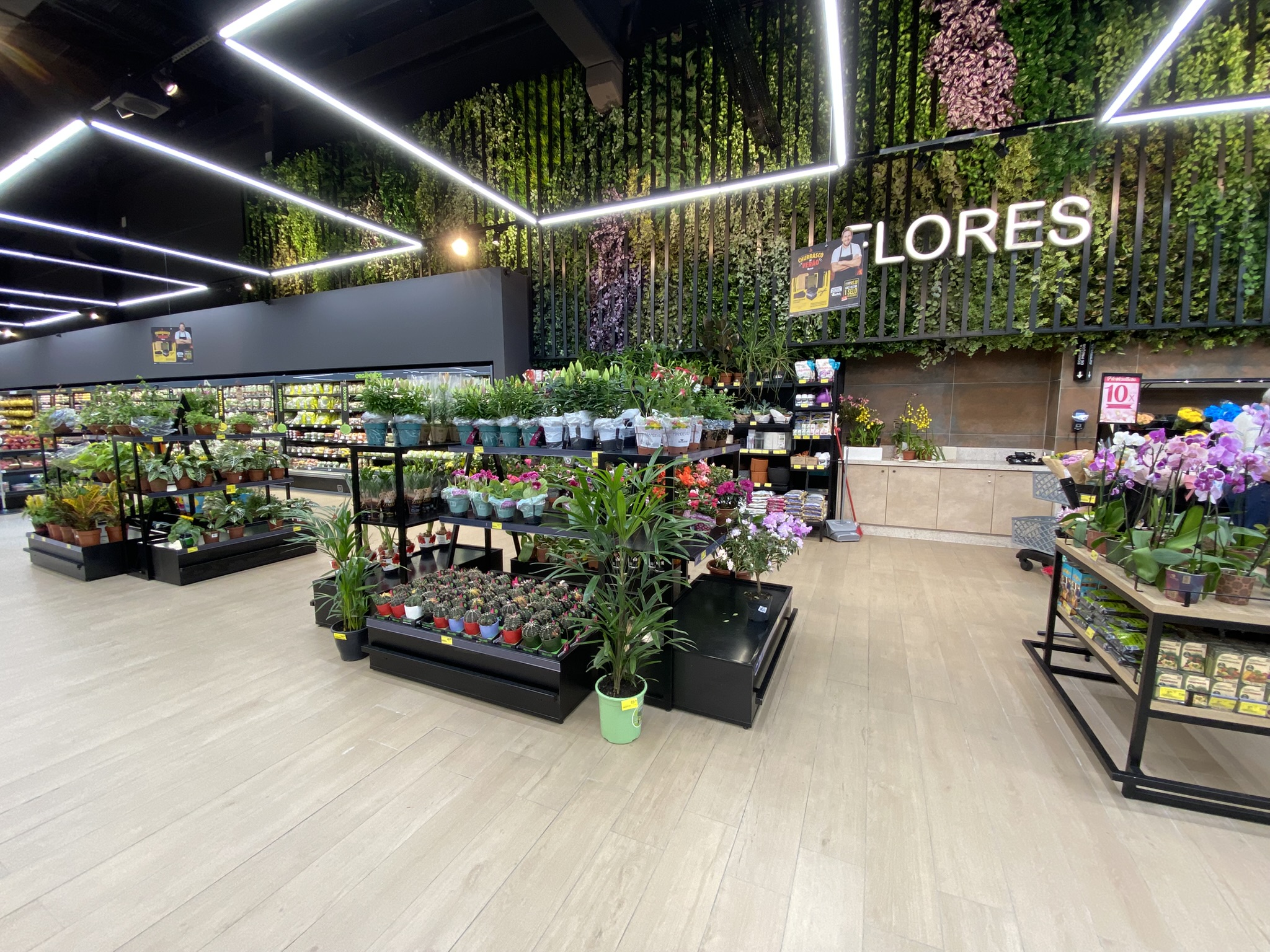 Espaço dedicado à venda de flores no supermercado Bistek