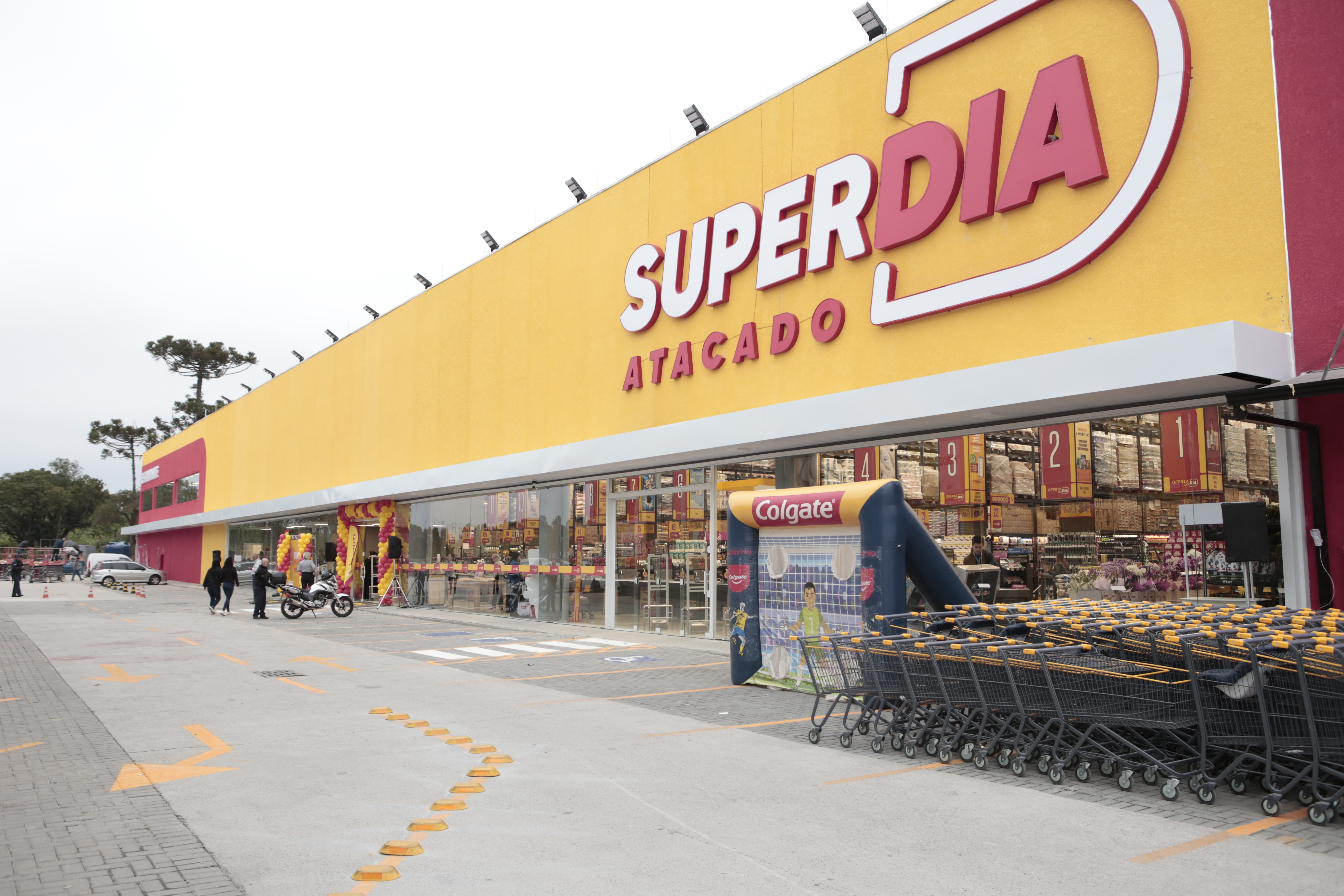 Fachada de uma unidade da Super Dia Atacado