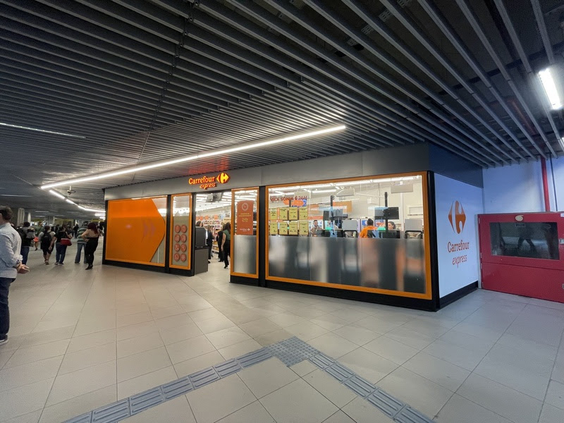 Localizada na Estação Vila Sônia, fachada da primeira loja do Carrefour no metrô