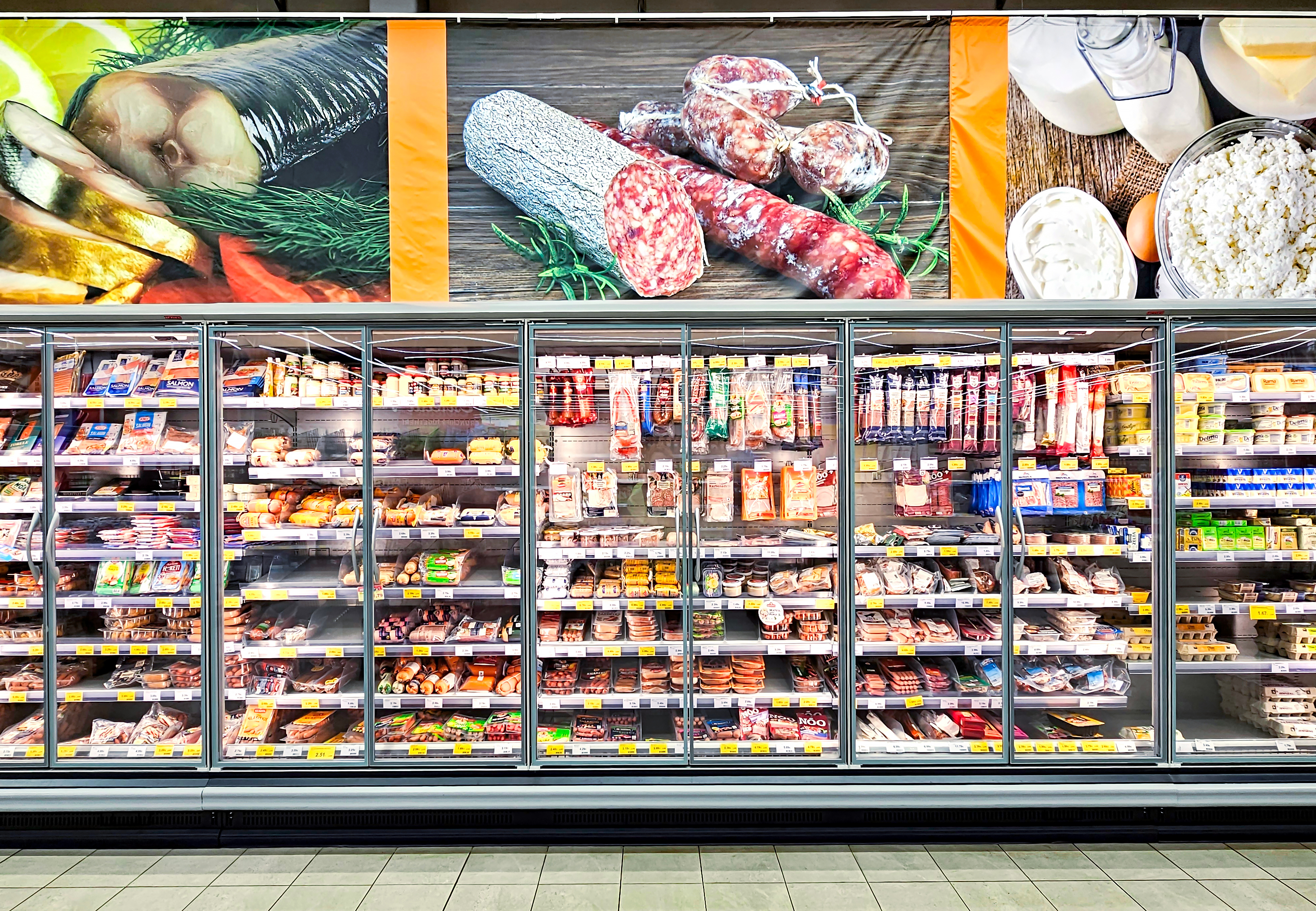 Corredor de refrigerados em supermercado