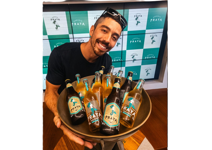 Surfista Yago Dora, patrocinado pela cerveja Praya