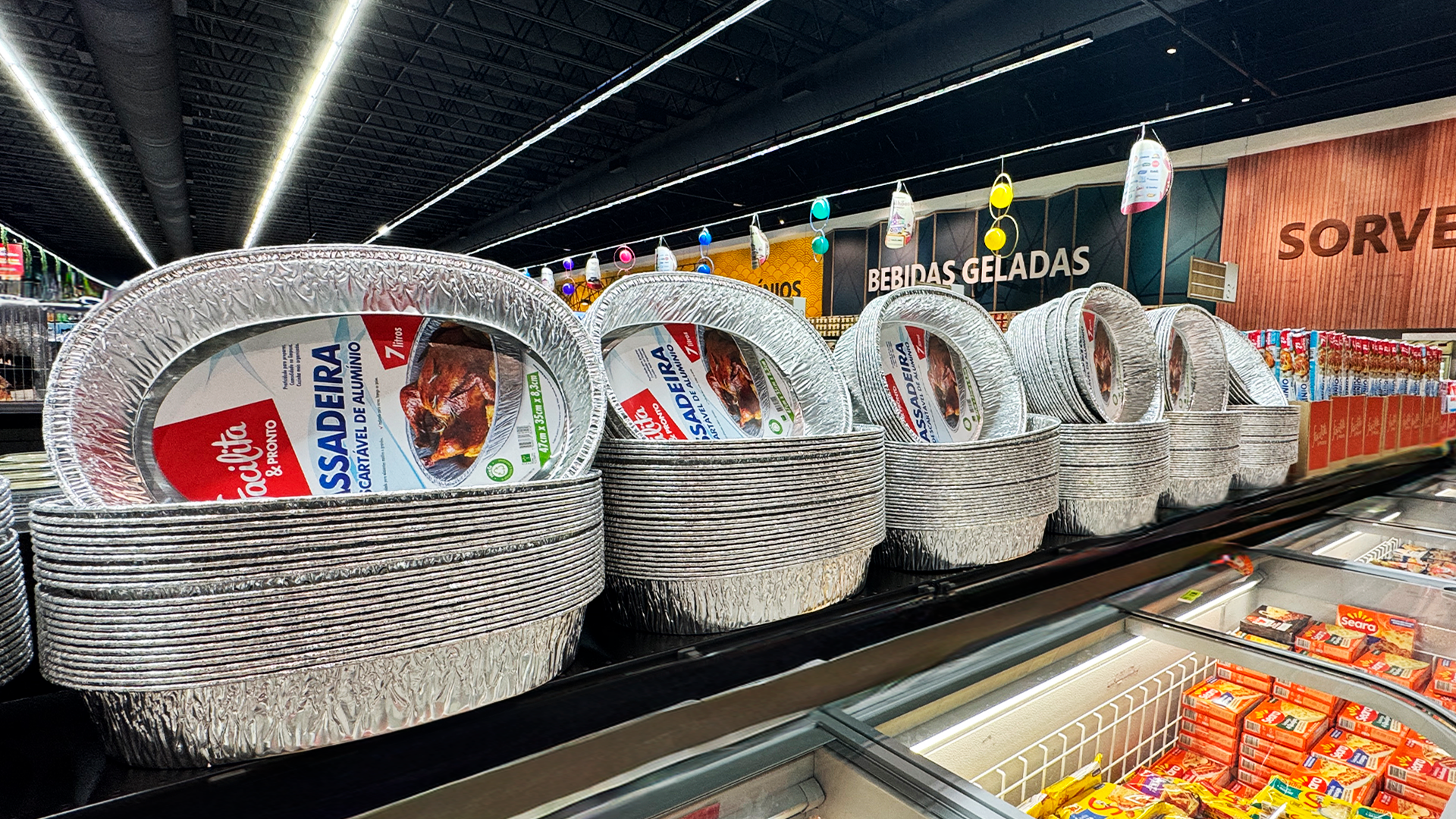 Cross merchandising de assadeiras descartáveis de alumínio na seção de congelados