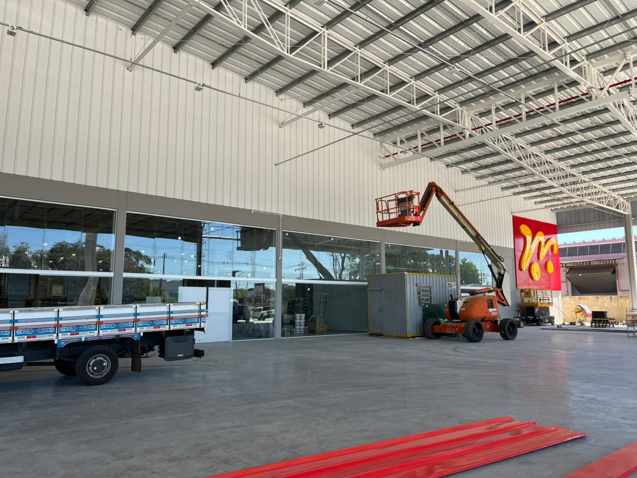 Nova unidade de Cachoeirinha ganhando Layout nas cores e padronização Macromix Atacado, crédito divulgação