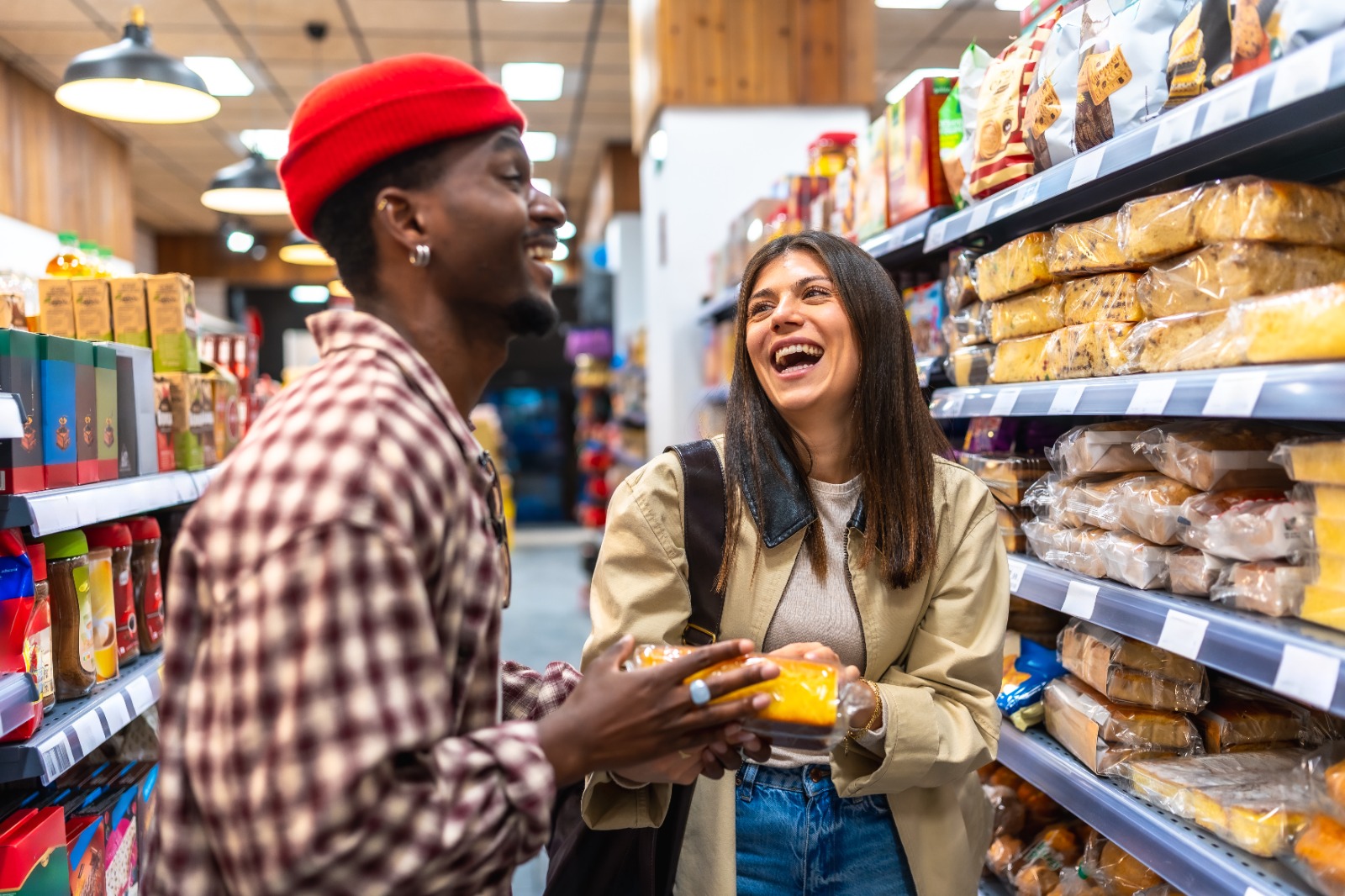 Consumidor feliz no supermercado