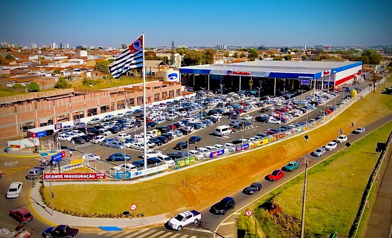 Foto de cima da loja e do estacionamento do Paulistão Atacadista em São Carlos