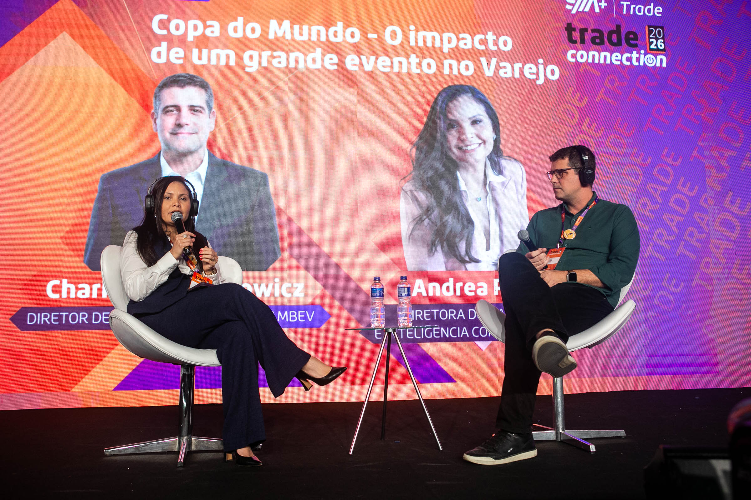 Duas pessoas sentadas conversando