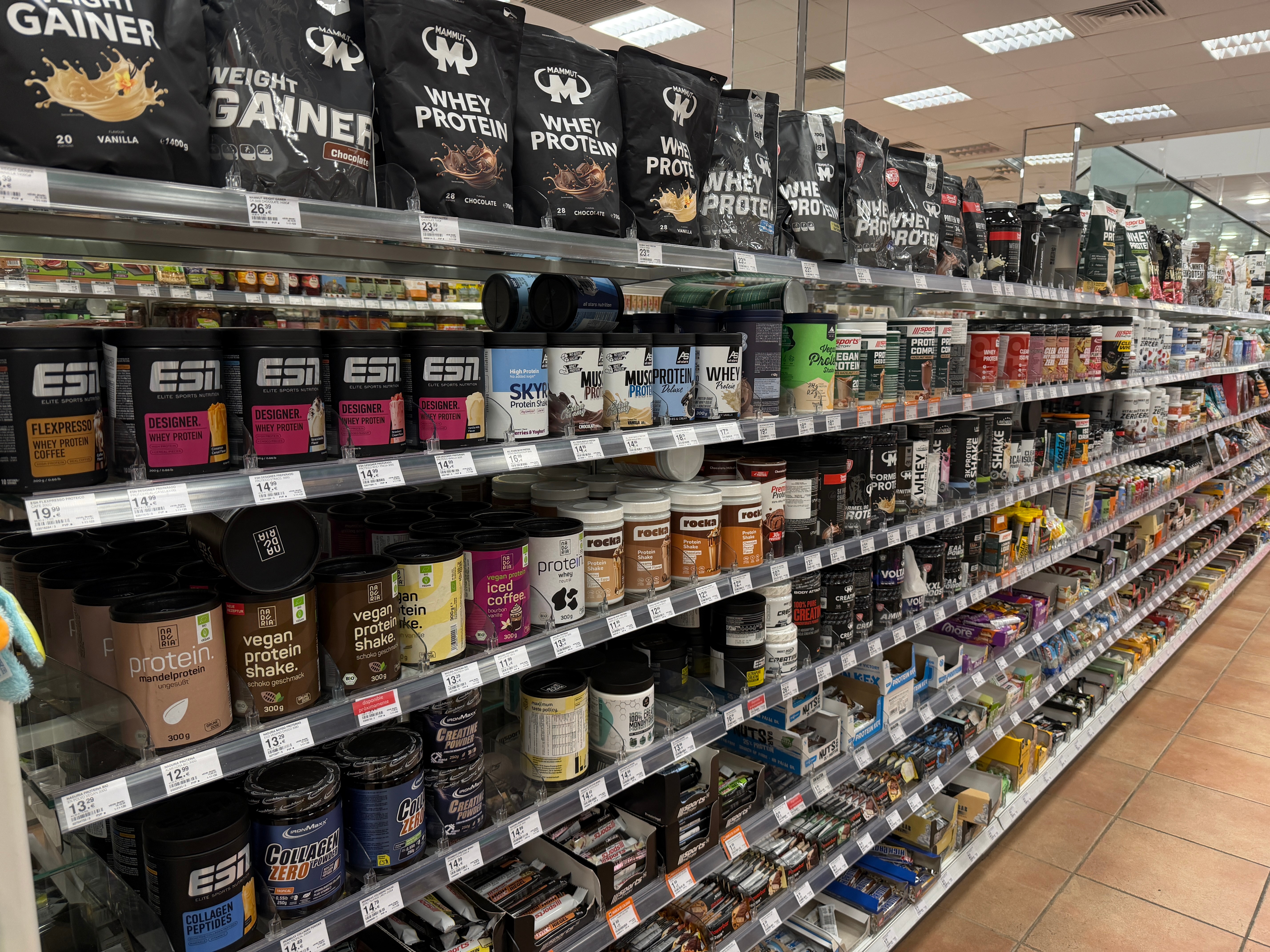 Gôndolas do supermercado com suplementos