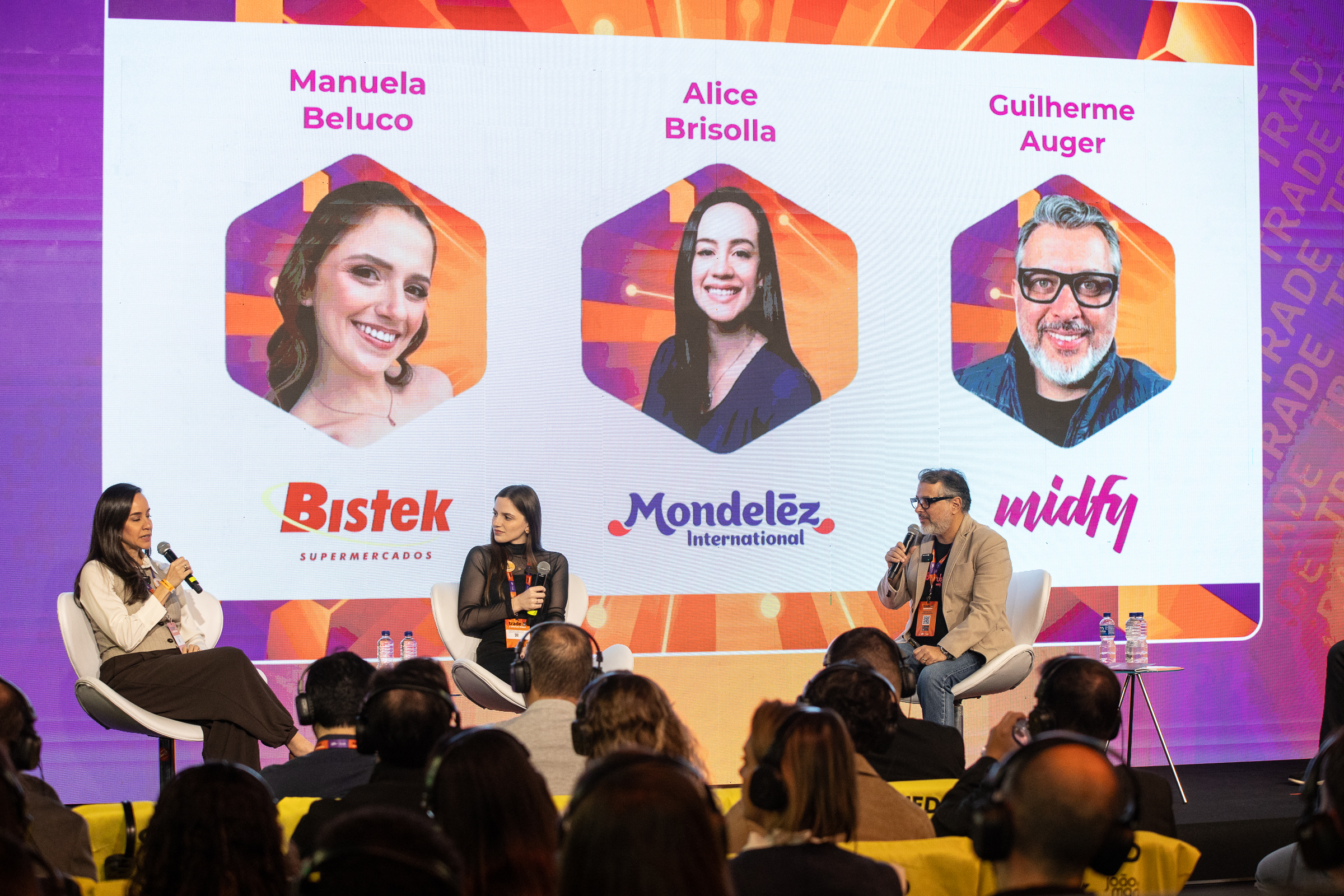 Duas mulheres e dois homens aparecem na imagem durante um evento