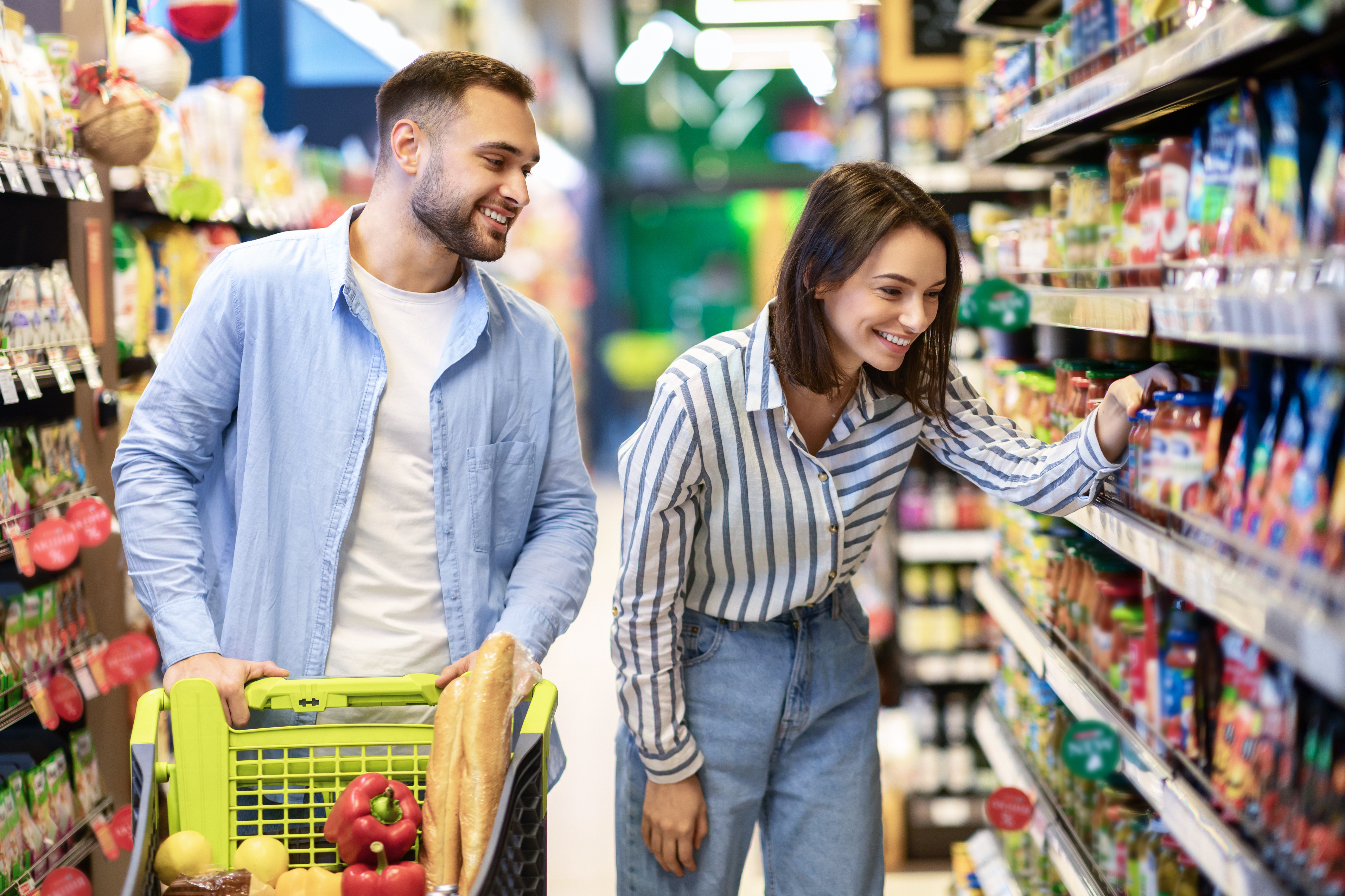 Homem e mulher no supermercado