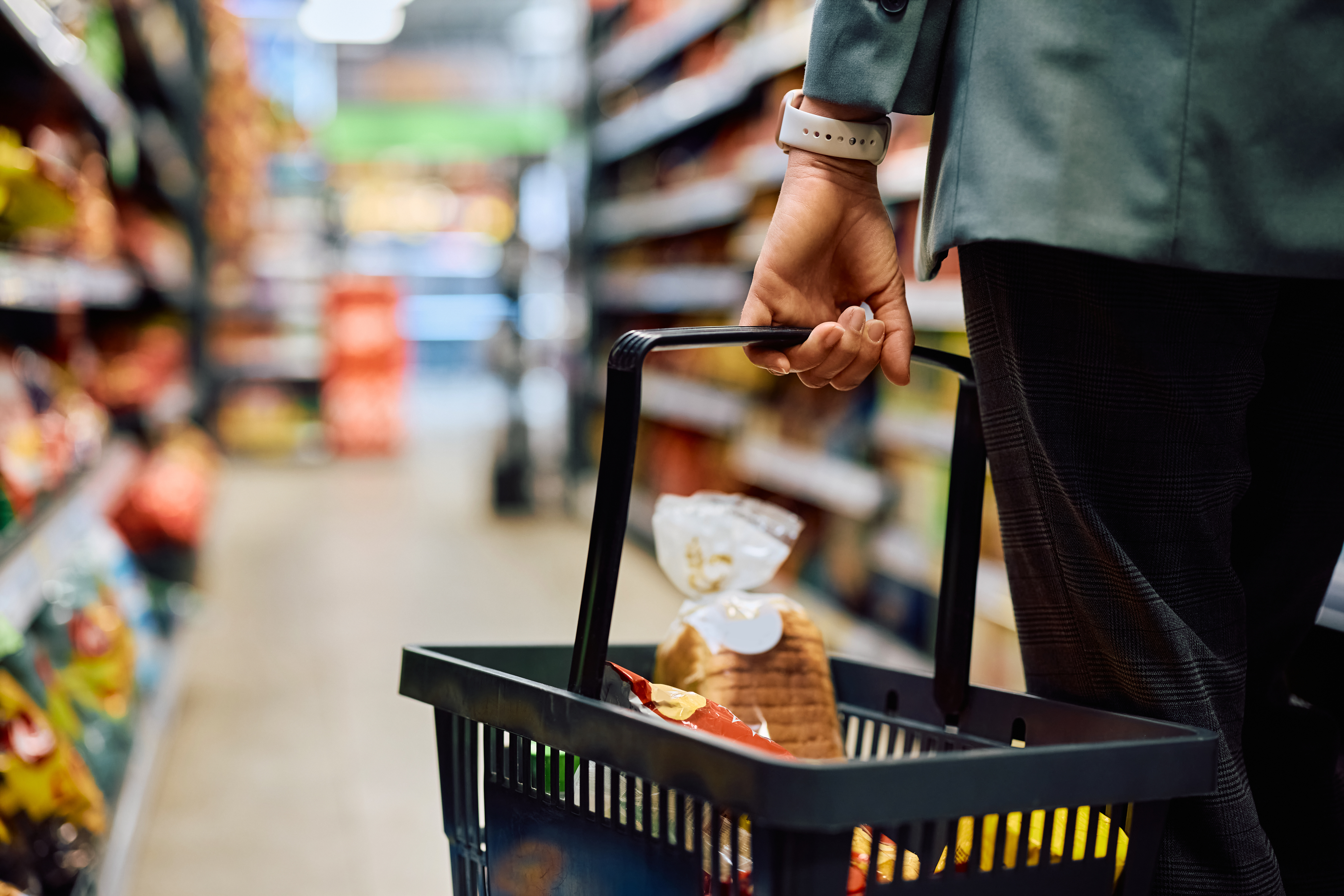Pessoa com cesta de supermercado