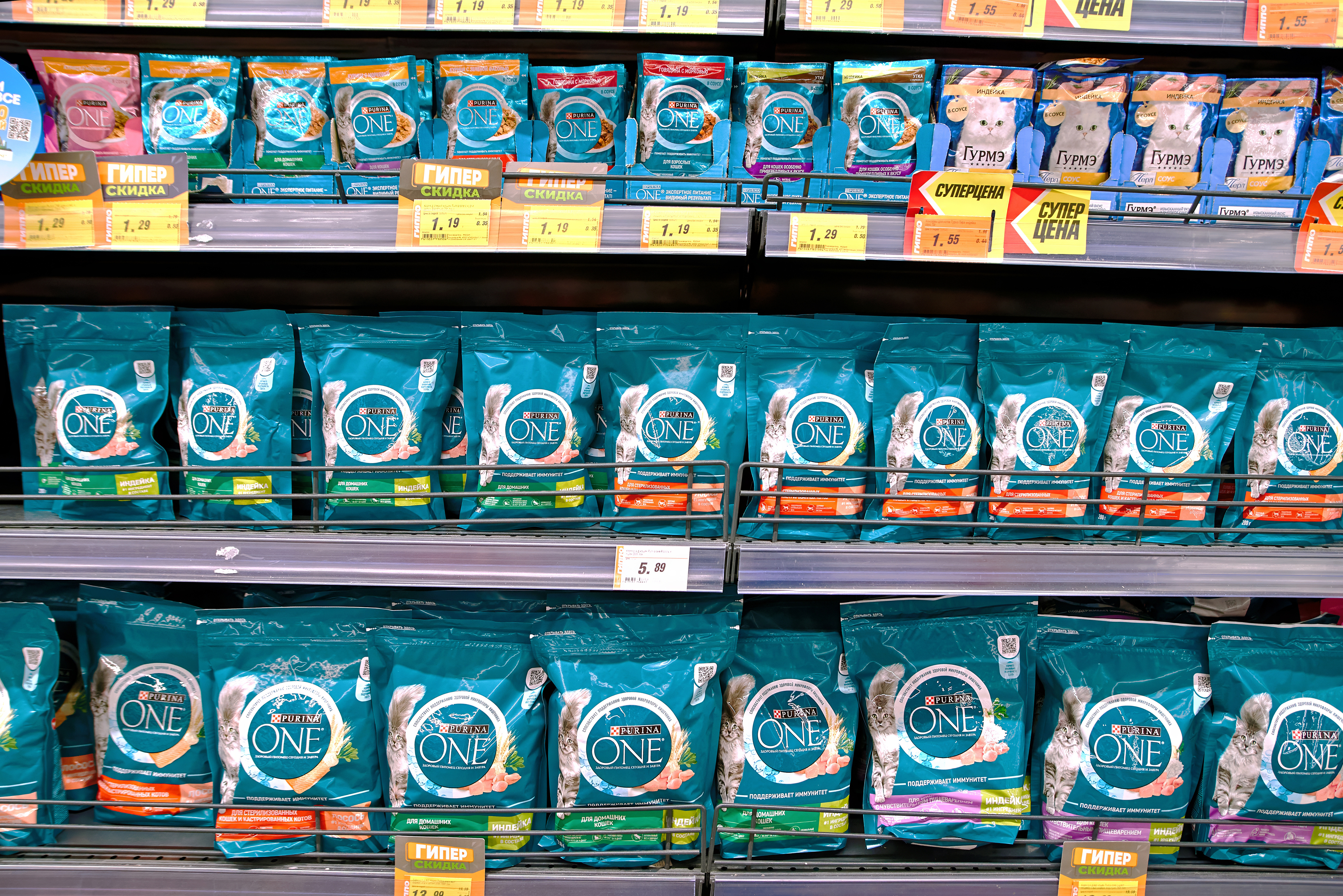 Gôndolas com rações da Nestlé Purina