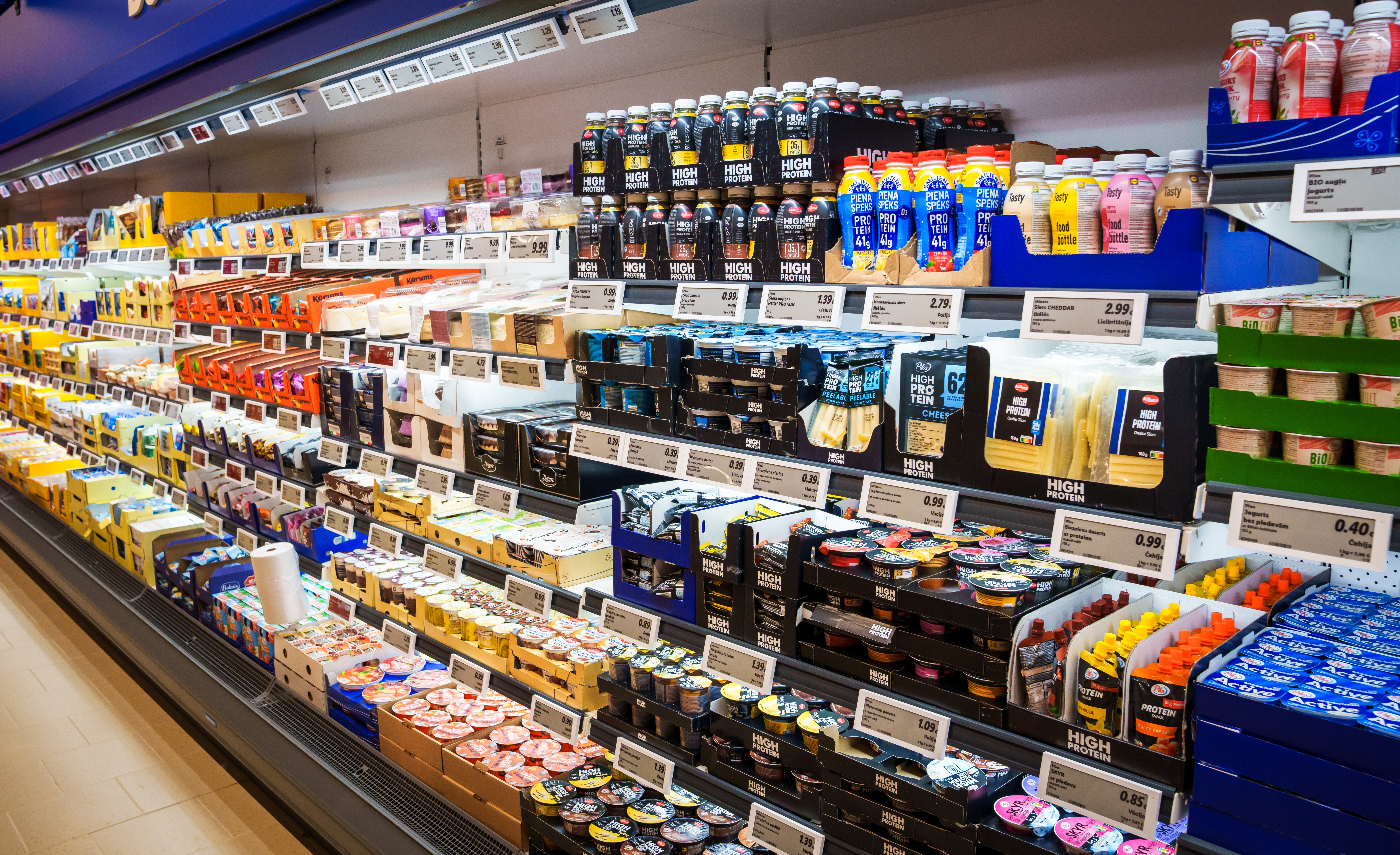 ALimentos proteicos na geladeira de um supermercado