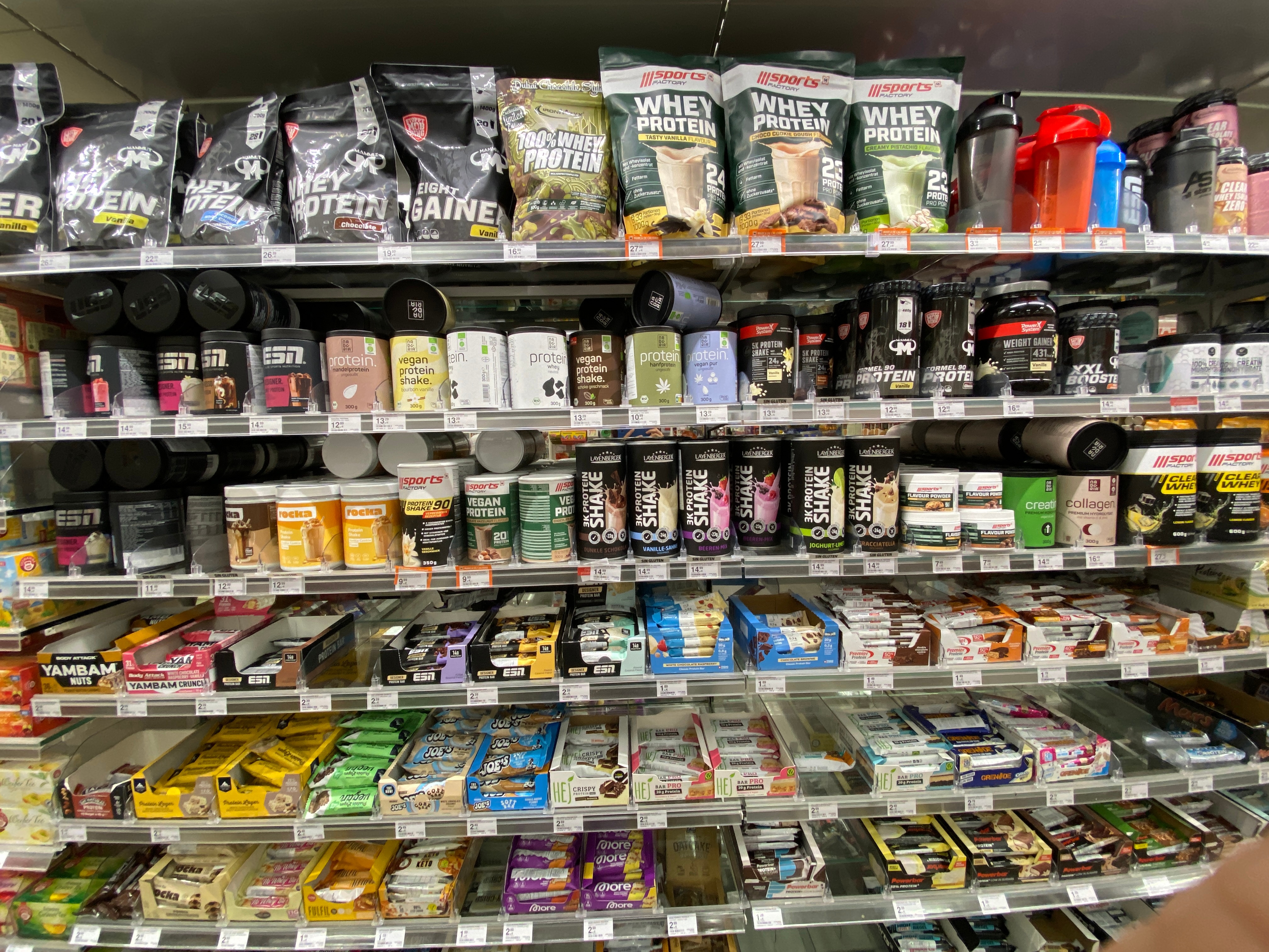 Seção de alimentos saudáveis em supermercados: suplementos, barras, whey