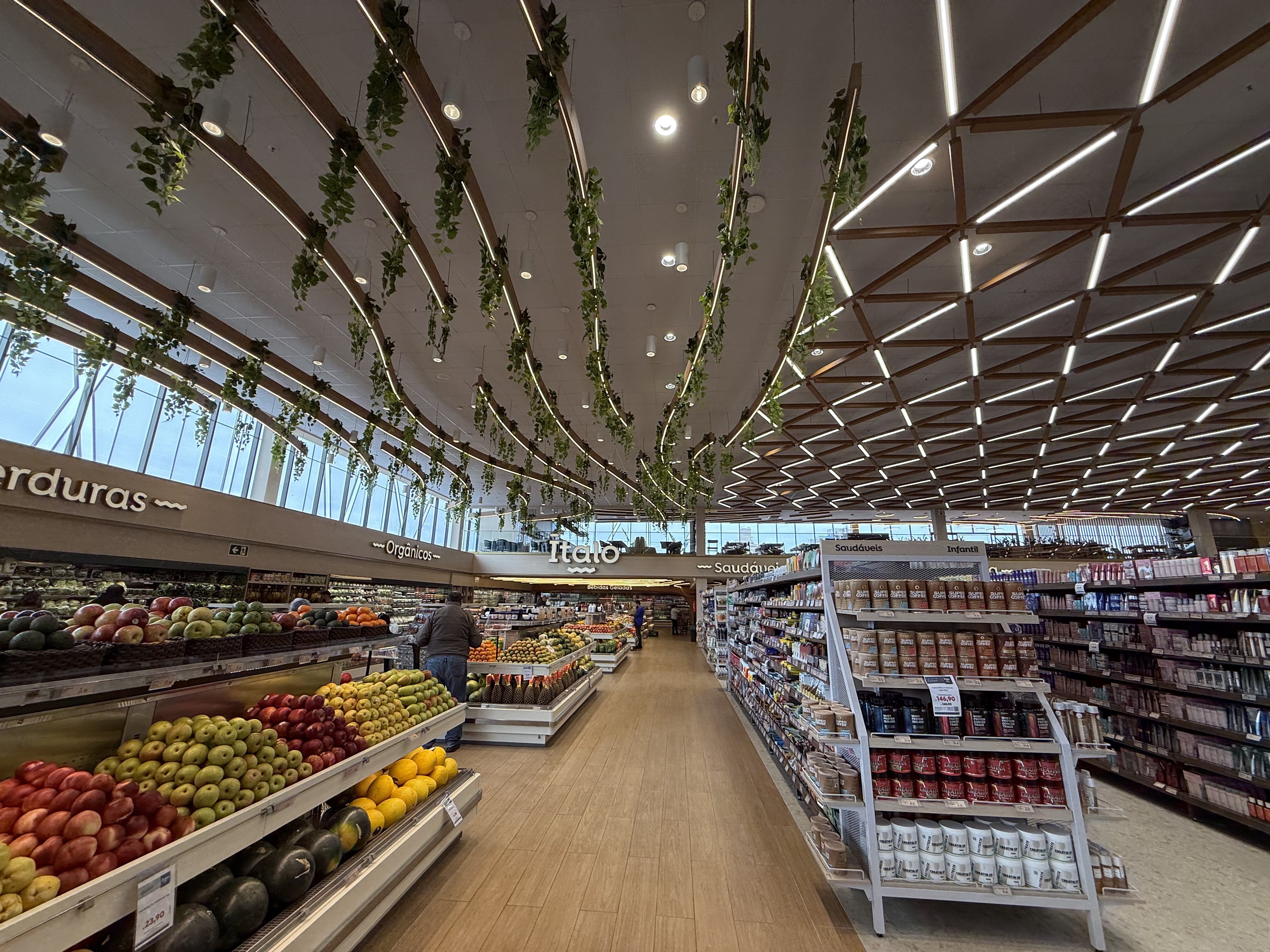 Visão interna do Supermercado Conceito Ítalo Barigui em Curitiba, mostrando gôndolas de frutas e outros produtos