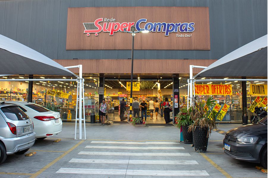 Fachada da rede Super Compras