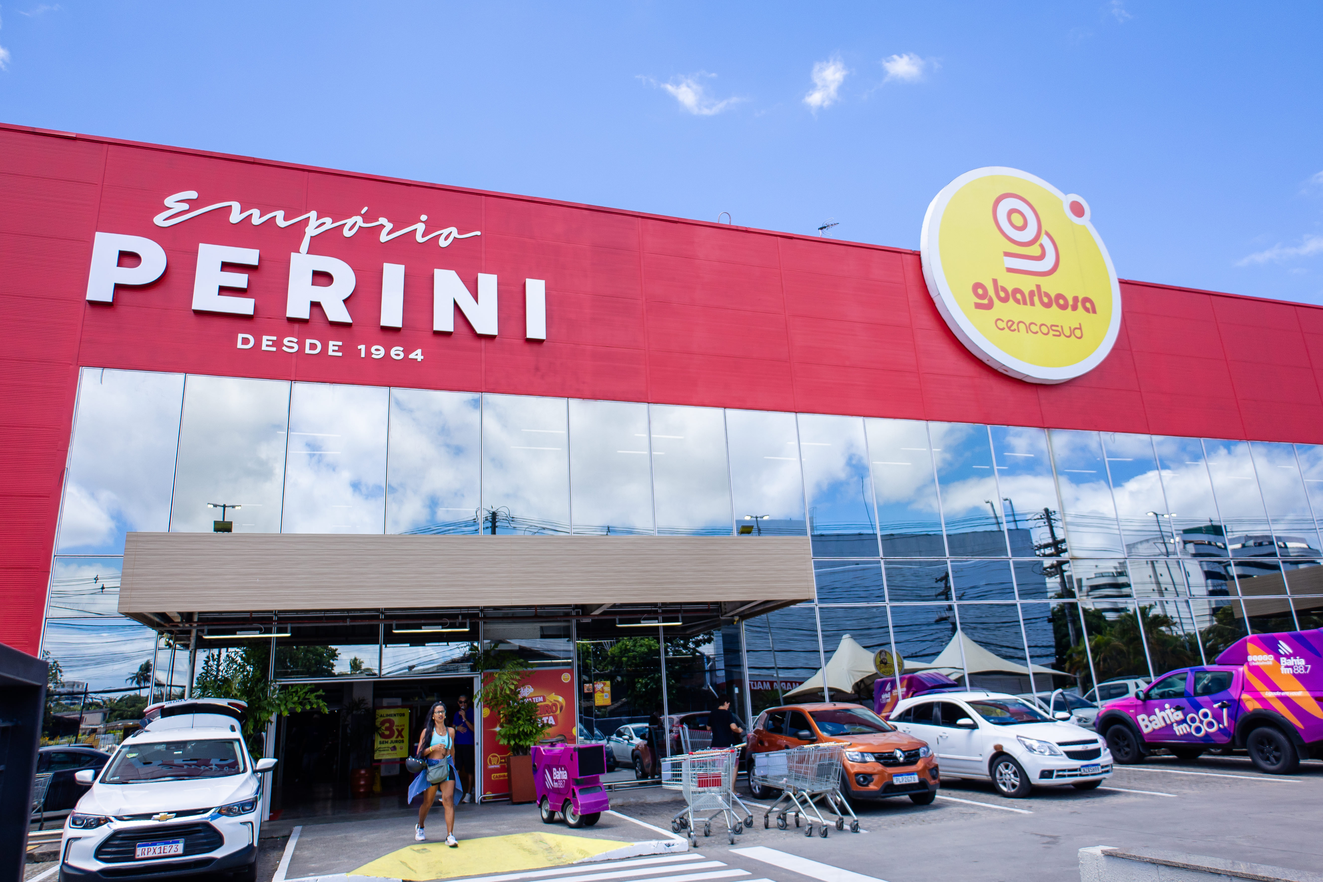 Fachada unificada das lojas GBarbosa e Empório Perini