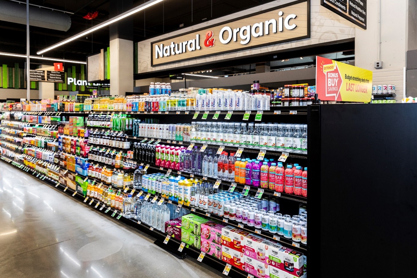 Gôndola com produtos orgânicos e naturais da rede The Giant Company, dos EUA