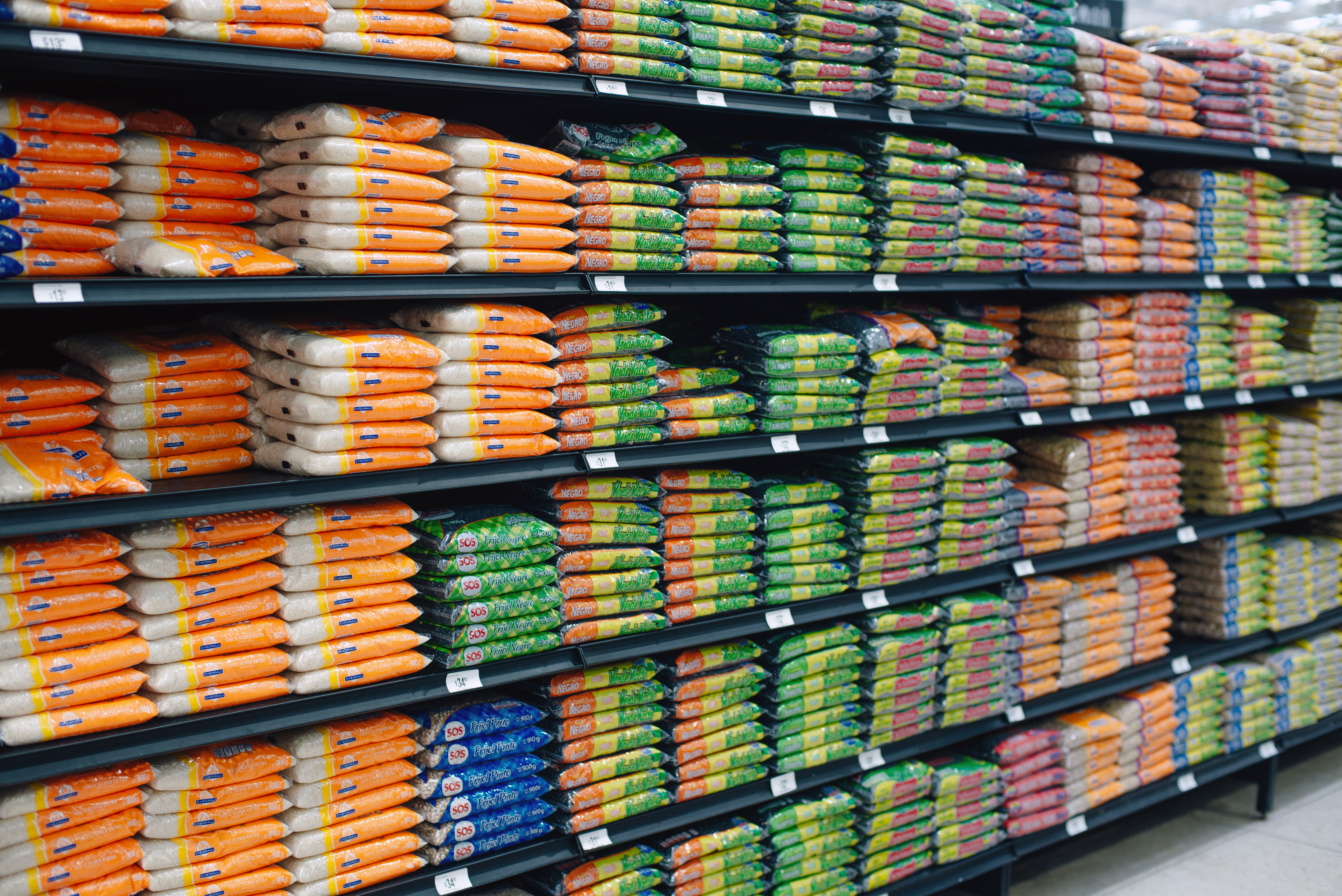 pacotes de Arroz em supermercado