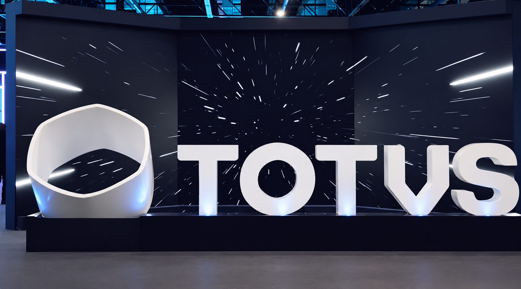 Estande futurista com logotipo TOTVS