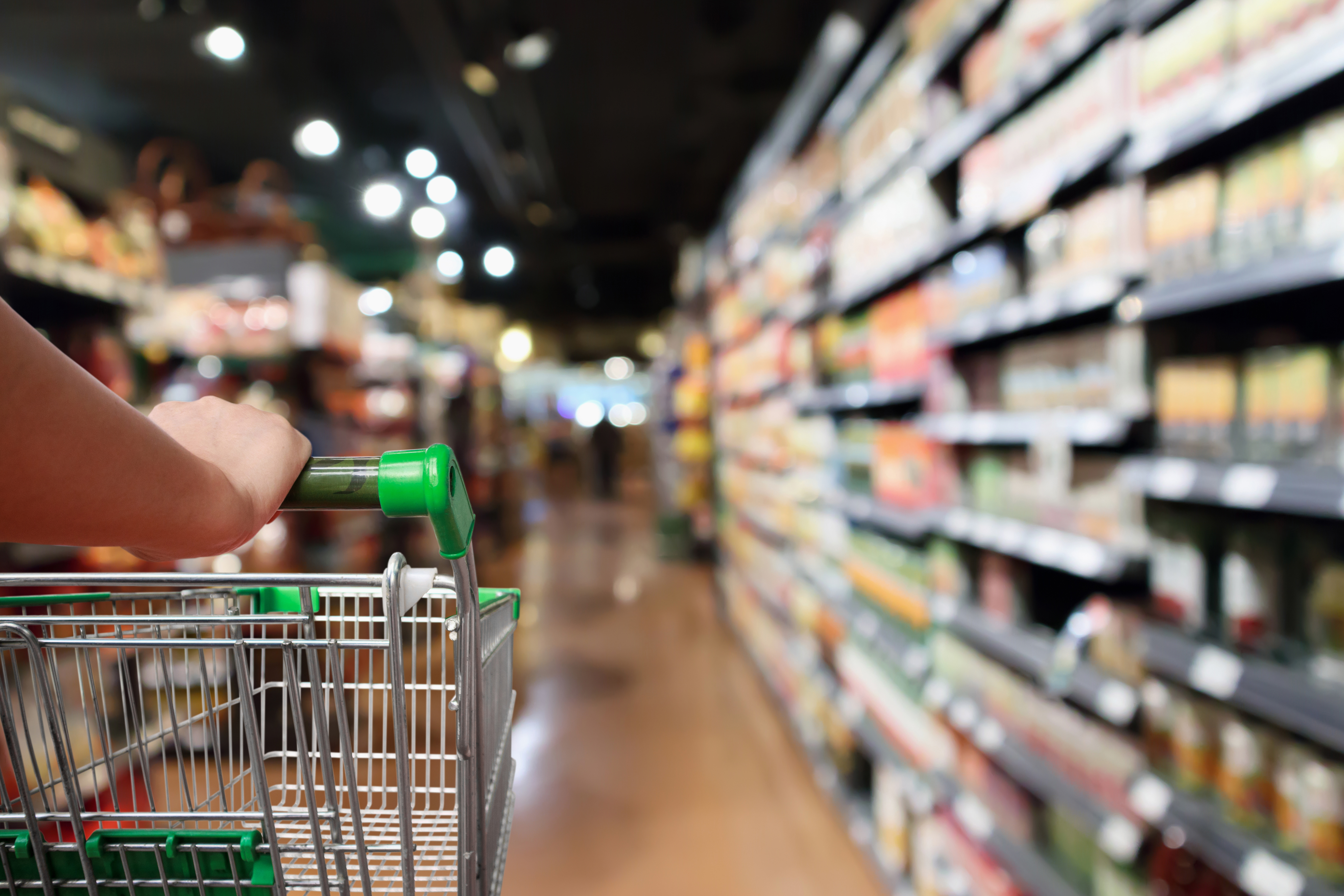 Carrinho de compras em corredor de supermercado