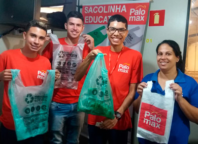 Após pedidos de estudantes, rede Palomax substitui sacolas plásticas