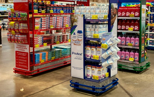 Colgate-Palmolive investe em displays confeccionados com sobras de materiais recicláveis