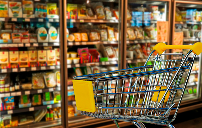 Vendas de hiper e supermercados caem quase 6% em julho