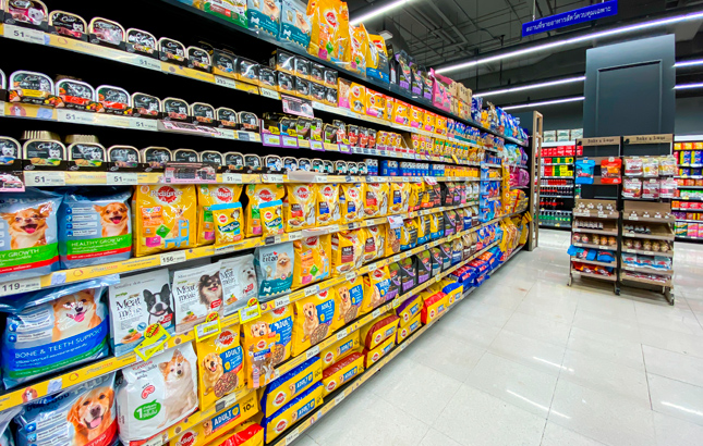 Supermercados são o 2º canal mais utilizado para a compra de alimentos para pets